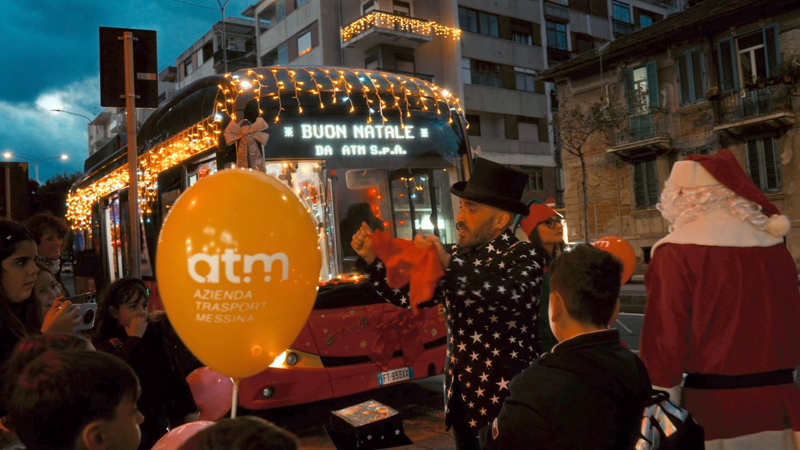 Il tram ATM Messina addobbato con le luci e lo striscione Buon Natale durante la campagna di Natale