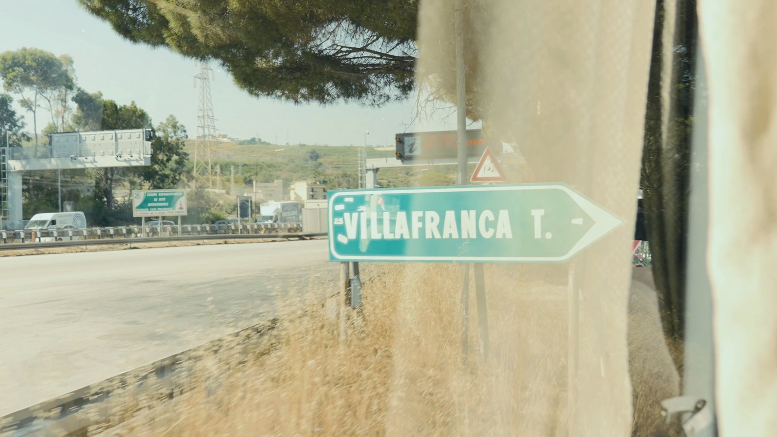 Il cartello per Villafranca Tirrena visto da un mezzo ATM lungo il percorso in uscita da Messina