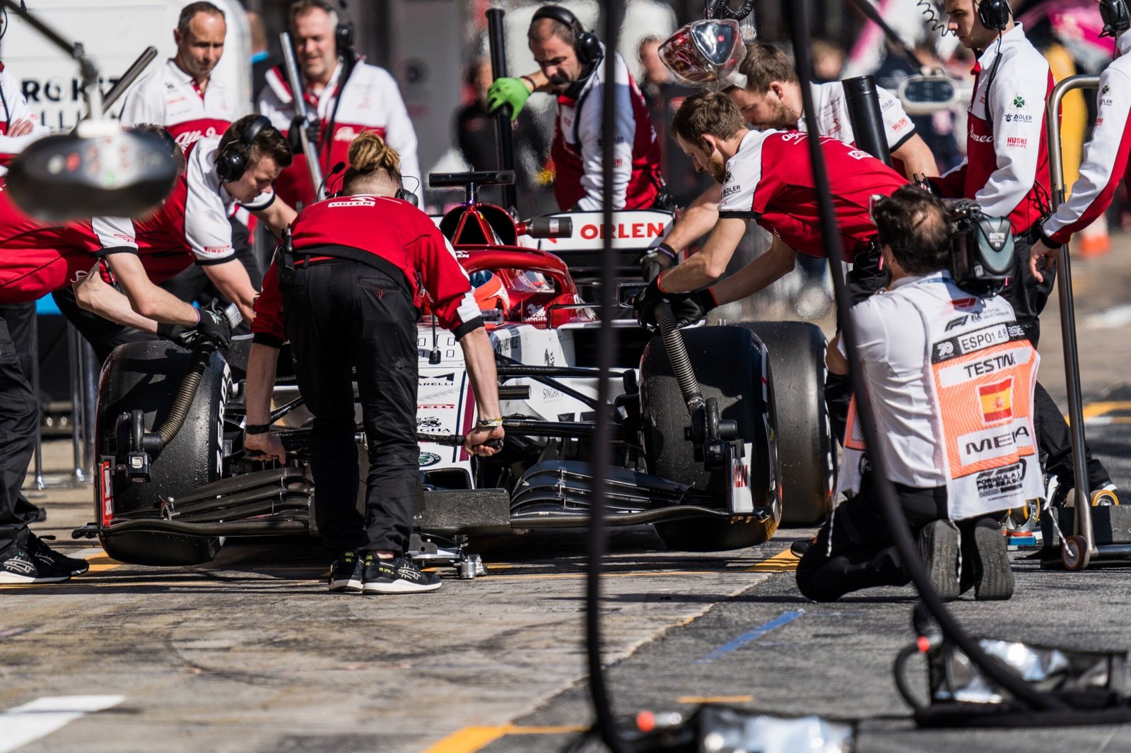 Alfa Romeo Racing mechanics practising a pit stop on the C39, Formula 1 pre-season testing, Barcelona 2020