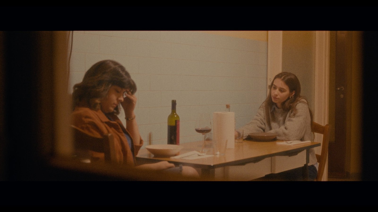 FONDENTE — two characters seated at a kitchen table